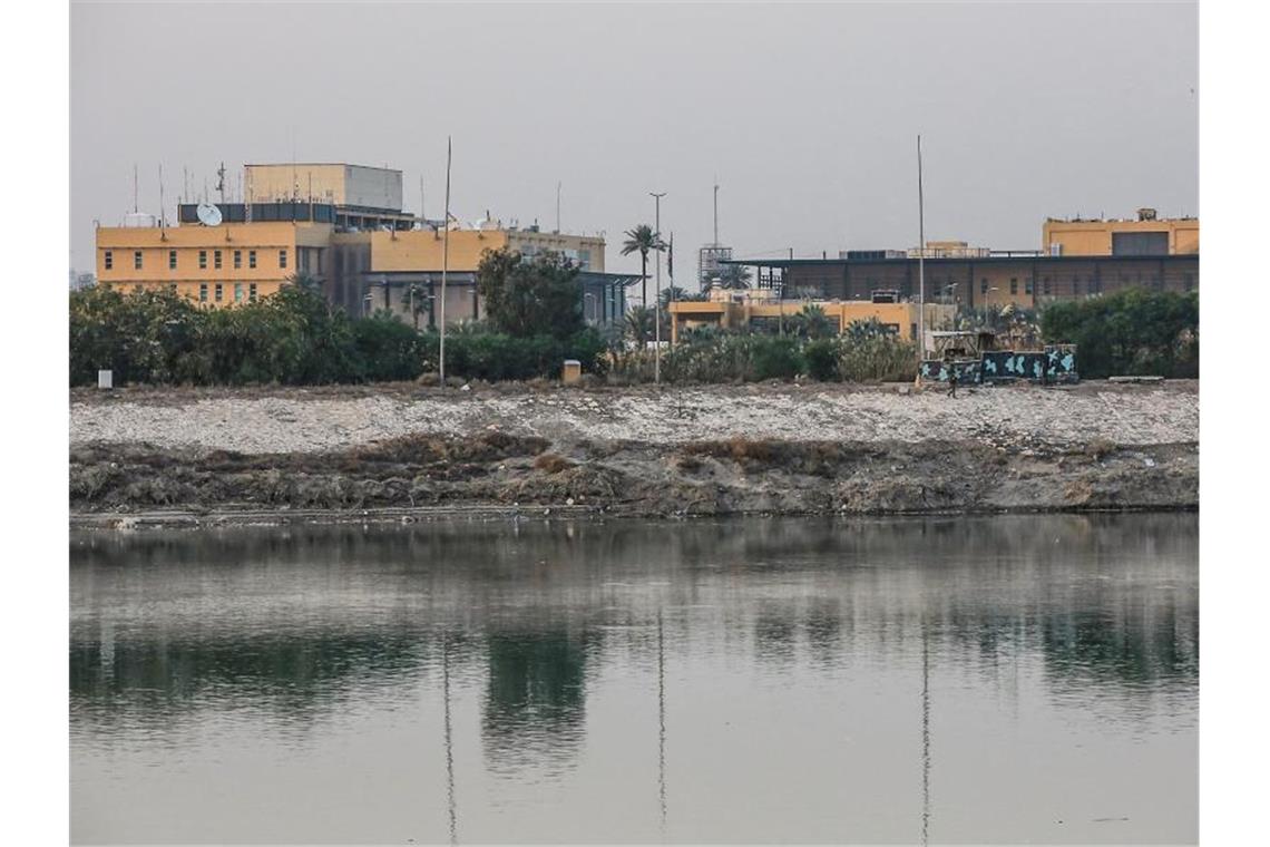 Blick auf die US-Botschaft am Ufer des Tigris. Foto: Ameer Al Mohmmedaw/dpa