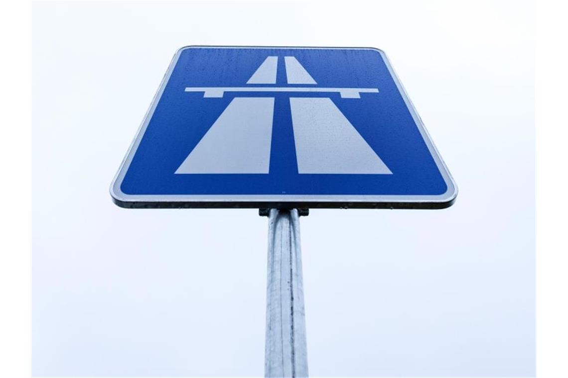 Blick auf ein Autobahnschild. Foto: Friso Gentsch/dpa/Symbolbild