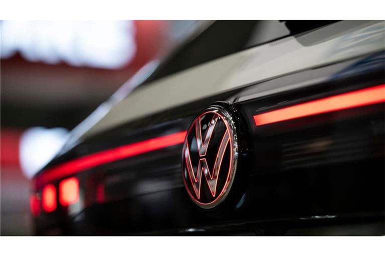 Blick auf ein beleuchtetes VW-Logo am Heck eines Fahrzeugs. Der Autokonzern Volkswagen bündelt die Entwicklung von Fahrerassistenzsysteme und hochautomatisiertem Fahren in Europa in einer neuen Organisation (Symbolfoto).