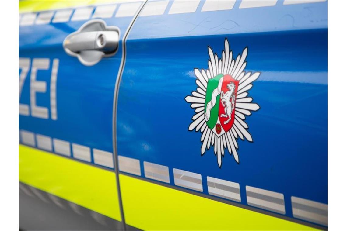 Streit um Fotos: Schlägerei bei Einschulung in Kamen Blick auf ein Emblem der Polizei in NRW an einem Polizeiauto. Foto: Friso Gentsch/Archivbild