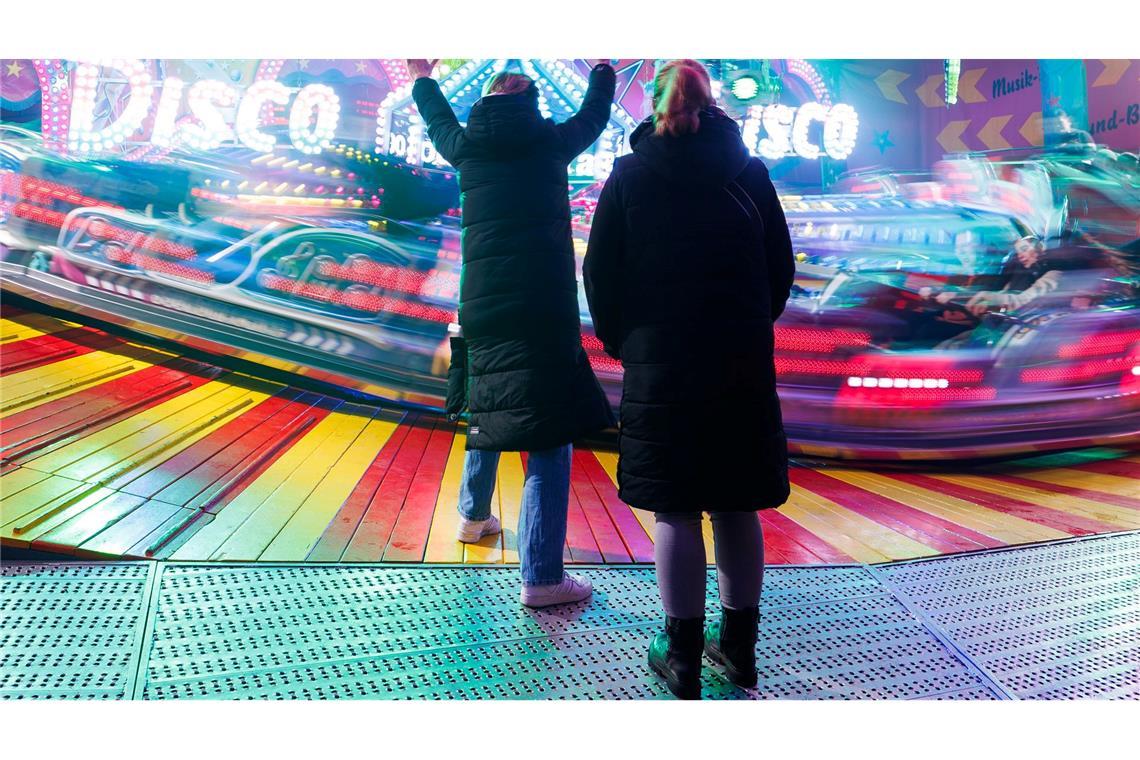 Blick auf ein Fahrgeschäft auf dem Osnabrücker Herbstjahrmarkt an der Halle Gartlage.