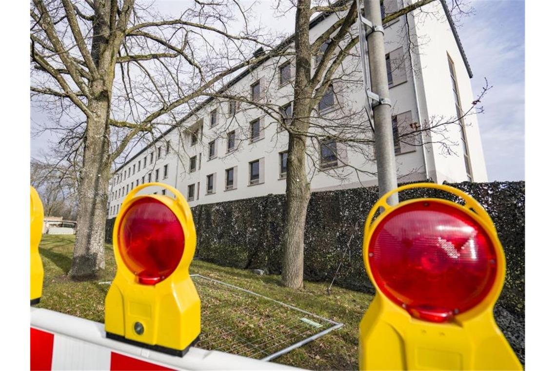 Blick auf ein Gebäude auf dem Gelände der Bundeswehrkaserne in Germersheim, wo die Wuhan-Rückkehrer in Quarantäne sind. Foto: Frank Rumpenhorst/dpa