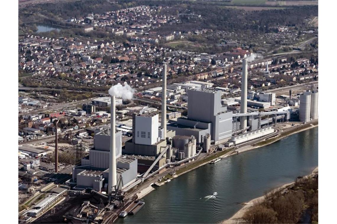 Blick auf ein Kaftwerk in Mannheim. Die EU könnte zwei ihrer drei Klimaziele für 2020 erreichen. Foto: Uli Deck/dpa