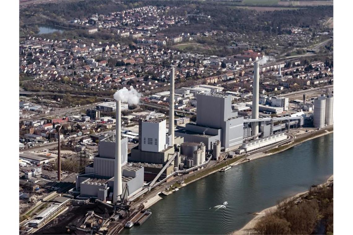 EU könnte Klimaziele für 2020 erreichen Blick auf ein Kaftwerk in Mannheim. Die EU könnte zwei ihrer drei Klimaziele für 2020 erreichen. Foto: Uli Deck/dpa