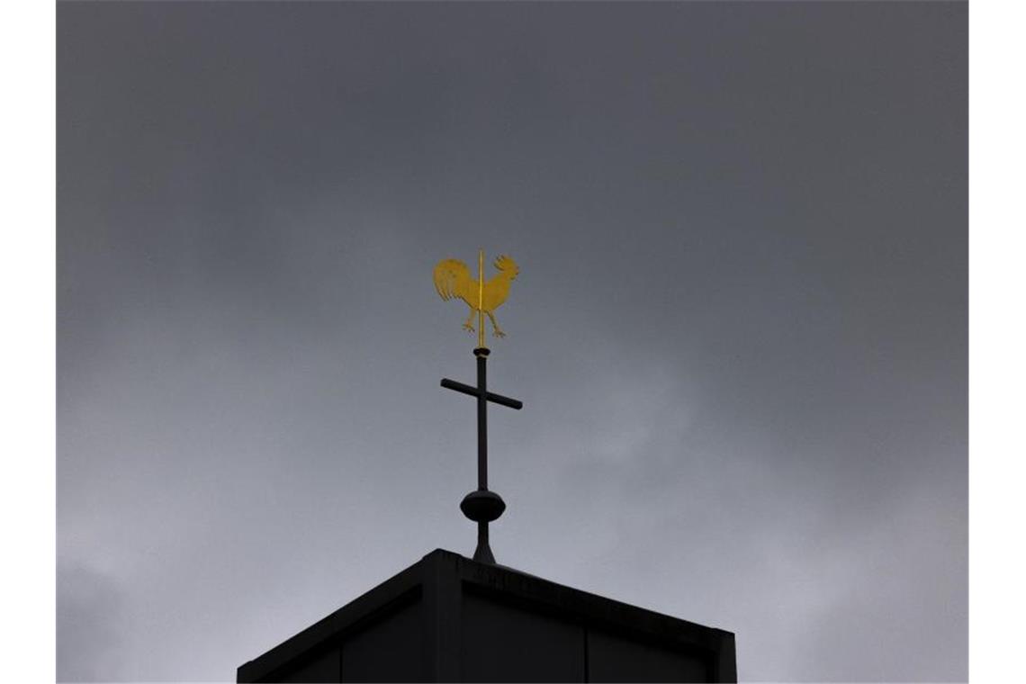 Katholikentag in Stuttgart wird Pandemie-Themen aufgreifen Blick auf ein Kreuz und einen Wetterhahn auf einer Kirche. Foto: Rolf Vennenbernd/dpa