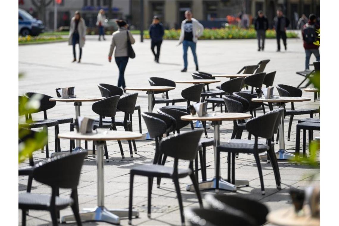 Blick auf ein leeres Straßencafe. Foto: Sebastian Gollnow/dpa/Symbolbild