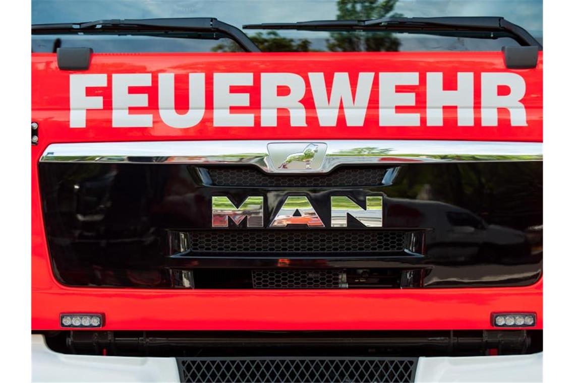 Blick auf ein Löschfahrzeug der Feuerwehr. Foto: Hauke-Christian Dittrich/dpa/Symbolbild