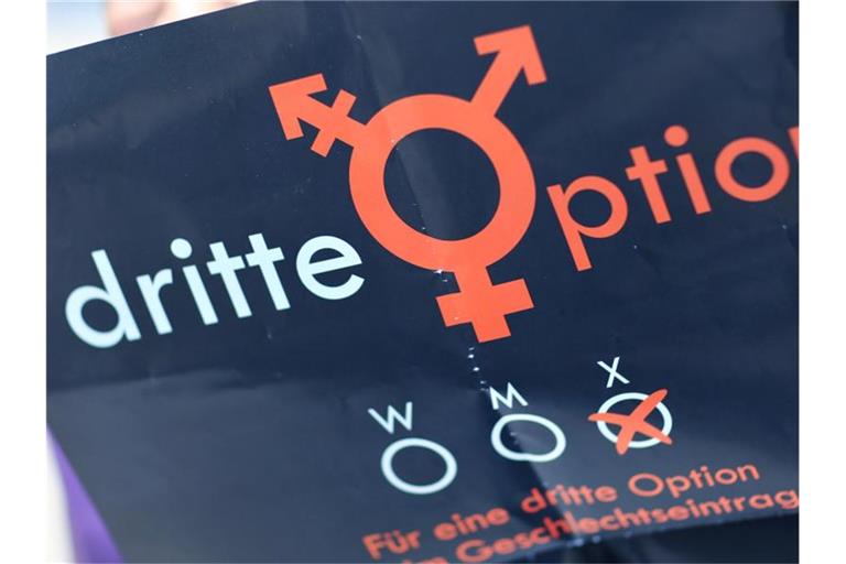 Blick auf ein Plakat mit der Aufschrift „Dritte Option“. Foto: Jan Woitas/zb/dpa/Archiv/Illustration