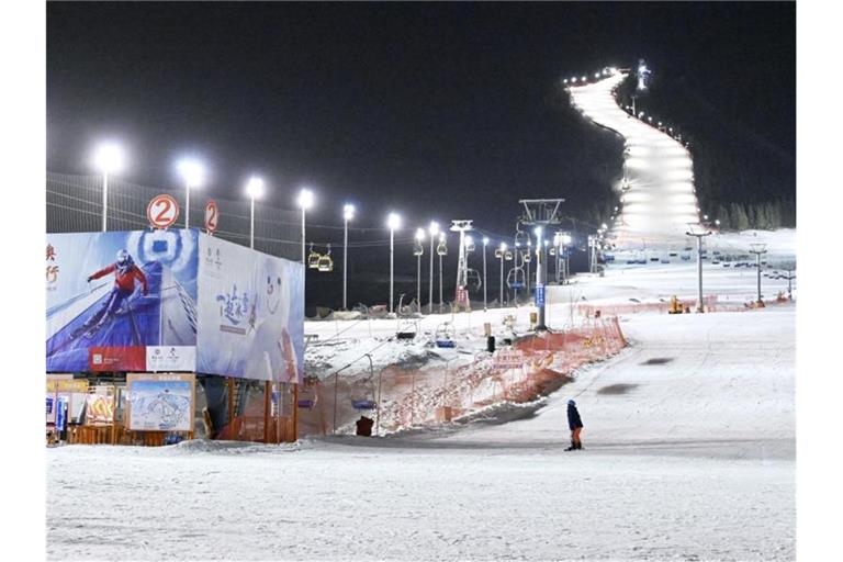 Blick auf ein Skigebiet in China. Foto: -/kyodo/dpa