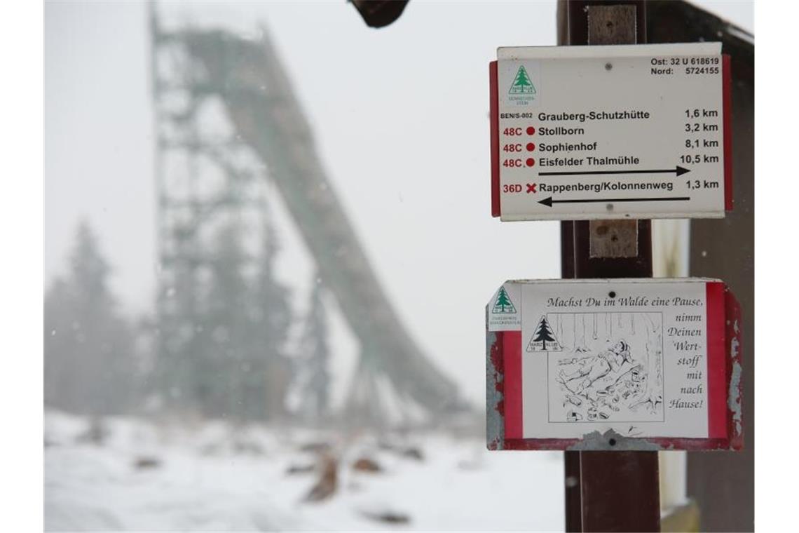 Höchste Warnstufe: Deutschland wappnet sich für Wintersturm Blick auf ein Wanderschild unweit der Sprungschanze in Benneckenstein im Oberharz. Ausflügler haben die Gegend am Samstag weitgehend gemieden. Foto: Matthias Bein/dpa-Zentralbild/dpa