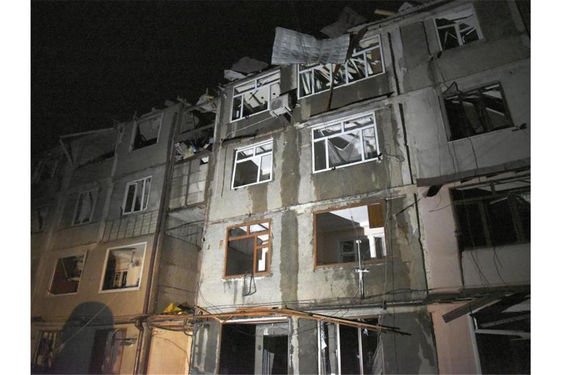 Konflikt in Berg-Karabach: Armenien meldet heftige Gefechte Blick auf ein Wohnhaus, welches bei den Kämpfen zwischen den aserbaidschanischen Streitkräften und der armenischen Armee in Stepanakert in Berg-Karabach beschädigt wurde. Foto: David Ghahramanyan/PAN Photo/AP/dpa
