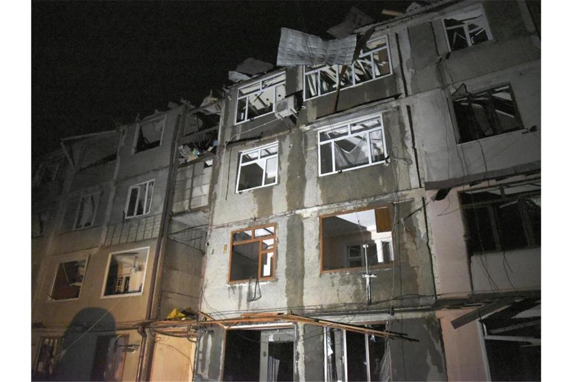 Blick auf ein Wohnhaus, welches bei den Kämpfen zwischen den aserbaidschanischen Streitkräften und der armenischen Armee in Stepanakert in Berg-Karabach beschädigt wurde. Foto: David Ghahramanyan/PAN Photo/AP/dpa