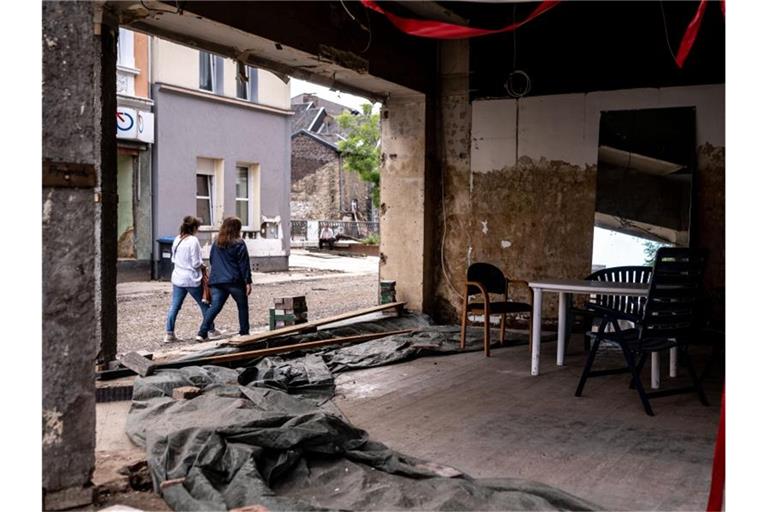 Blick auf ein zerstörtes Ladenlokal im nordrhein-westfälischen Stolberg. Foto: Marius Becker/dpa