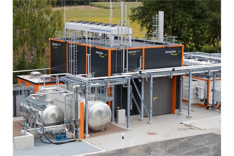 Blick auf eine Anlage zur Produktion von CO2-neutralem Kerosin in Werlte. Foto: Friso Gentsch/dpa