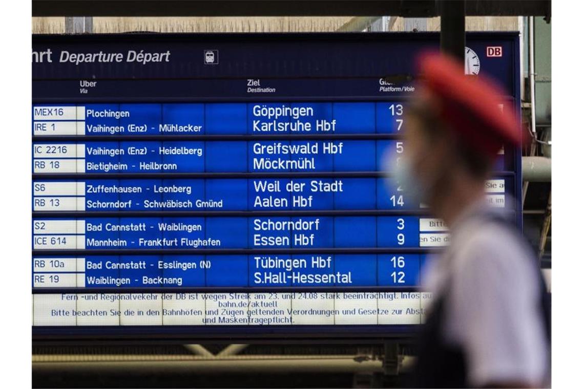 Blick auf eine Anzeigetafel in Stuttgart. Foto: Tom Weller/dpa