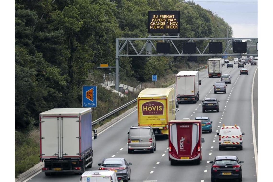 Großbritannien will Diesel- und Benziner-Lkw verbieten Blick auf eine Autobahn südlich von London. Foto: Steve Parsons/PA Wire/dpa