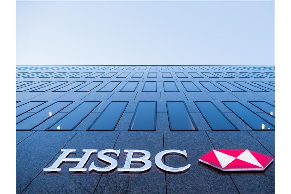 Blick auf eine Filiale des Bankhauses HSBC. Die britische Großbank bekommt überraschend eine neue Führung. Foto: Rolf Vennenbernd/dpa