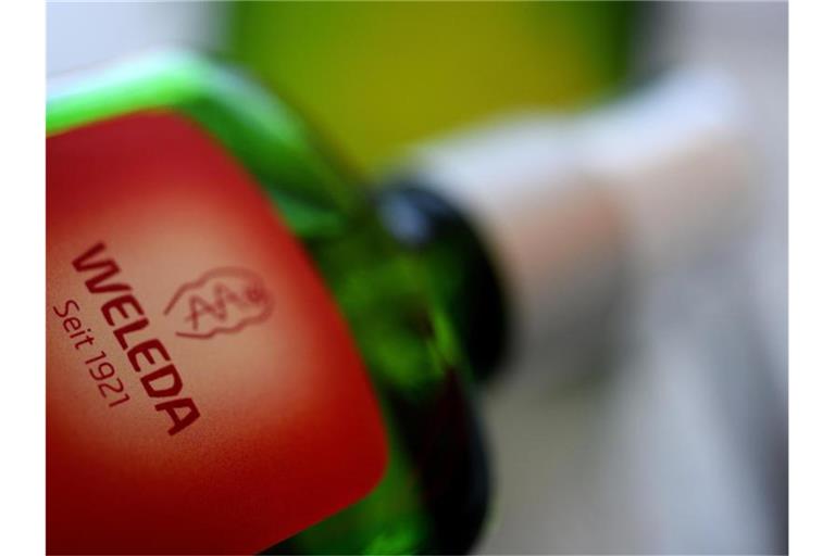 Blick auf eine Flasche von Weleda. Foto: Stefan Puchner/dpa/Archivbild
