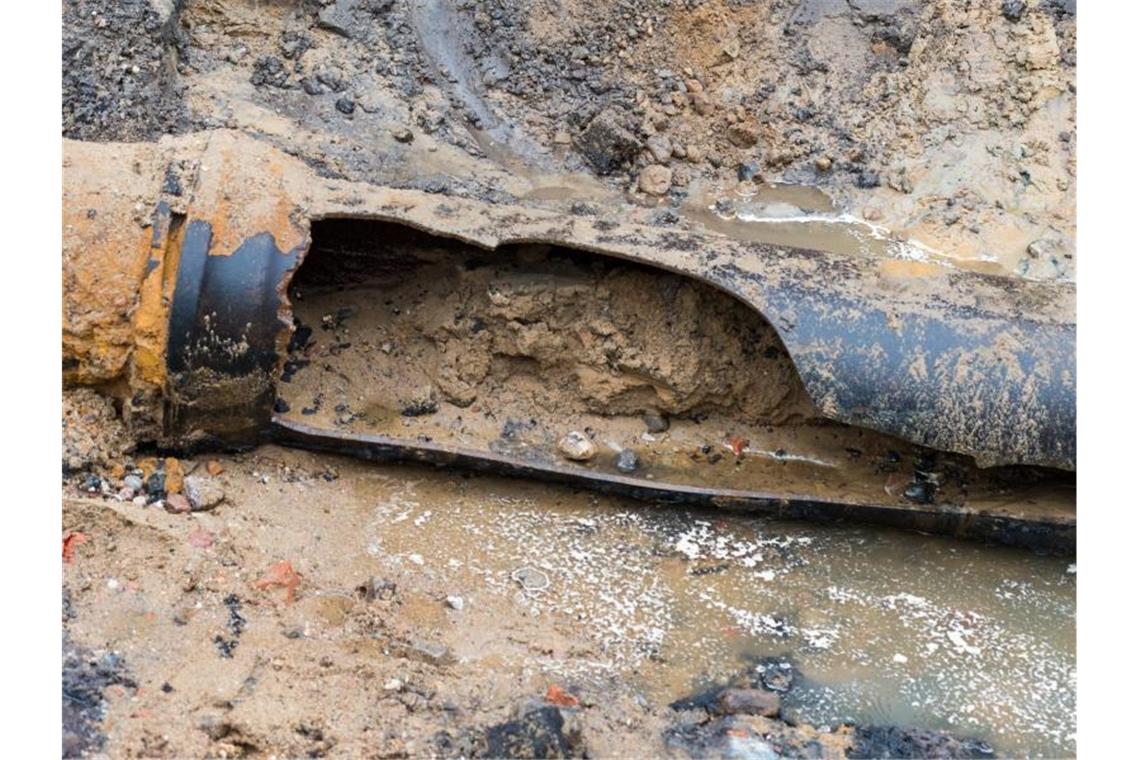 Blick auf eine geplatzte Wasserleitung. Foto: picture alliance / Christophe Gateau/dpa/Symbolbild