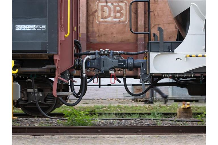 Blick auf eine neue digitale automatische Kupplung für Güterzüge der Bahn. Bisher werden Güterwagen überwiegend per Hand gekuppelt – in Zukunft soll das automatisch geschehen. Foto: Friso Gentsch/dpa