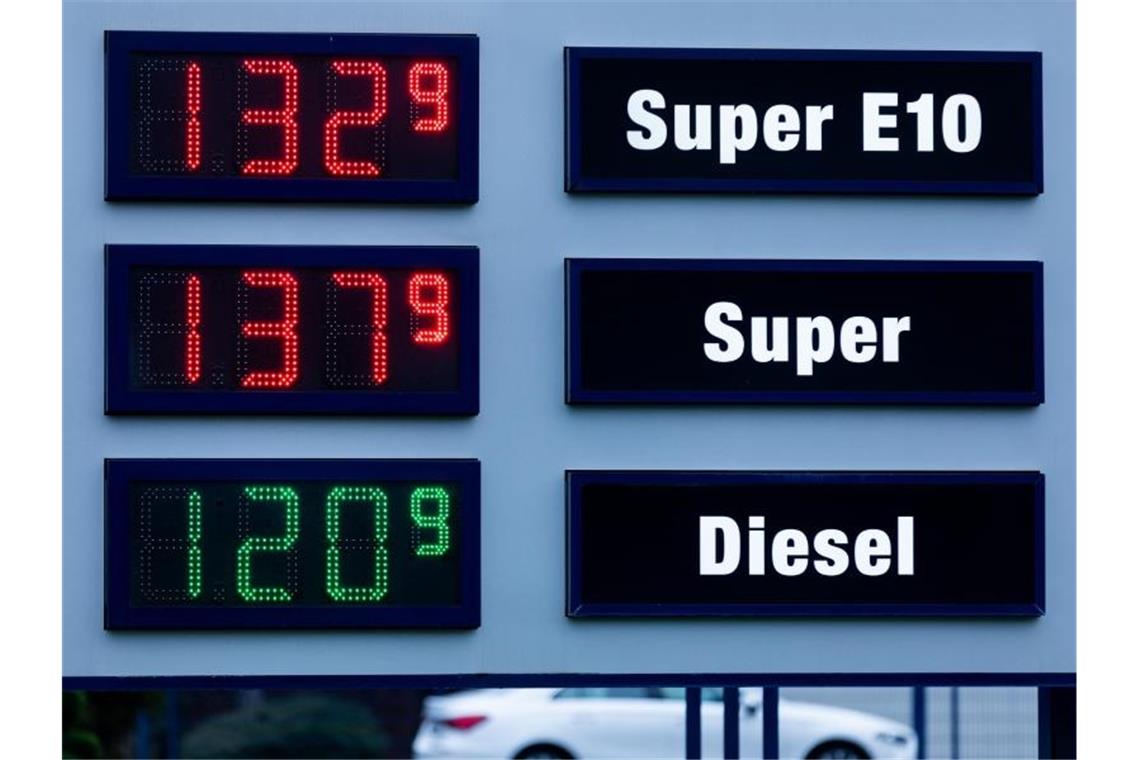 ADAC: Benzin und Diesel zu Jahresbeginn etwa 6 Cent teurer Blick auf eine Preistafel für Benzin- und Diesel-Kraftstoffe an einer Kölner Tankstelle. Foto: Rolf Vennenbernd/dpa