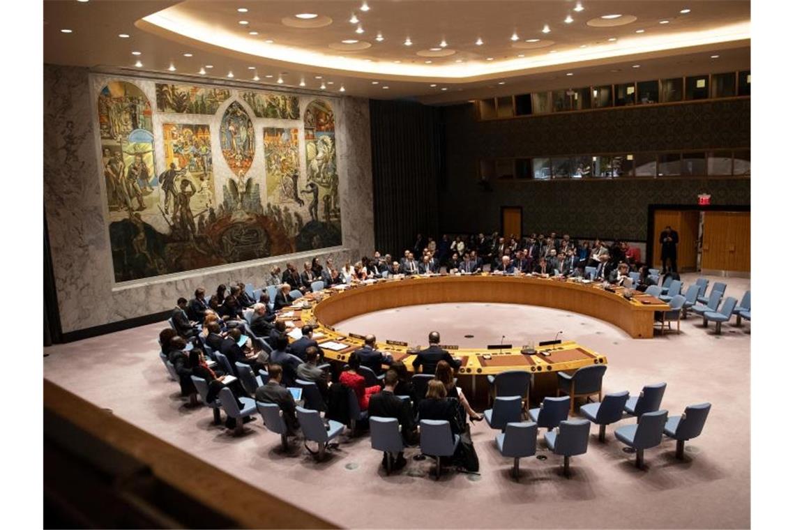 Blick auf eine Sitzung des Sicherheitsrates der Vereinten Nationen (UN) 2019. Nach mehr als einem Jahr größtenteils virtueller Treffen stellt der Rat weitgehend wieder auf Sitzungen mit persönlicher Präsenz um. Foto: Ralf Hirschberger/dpa