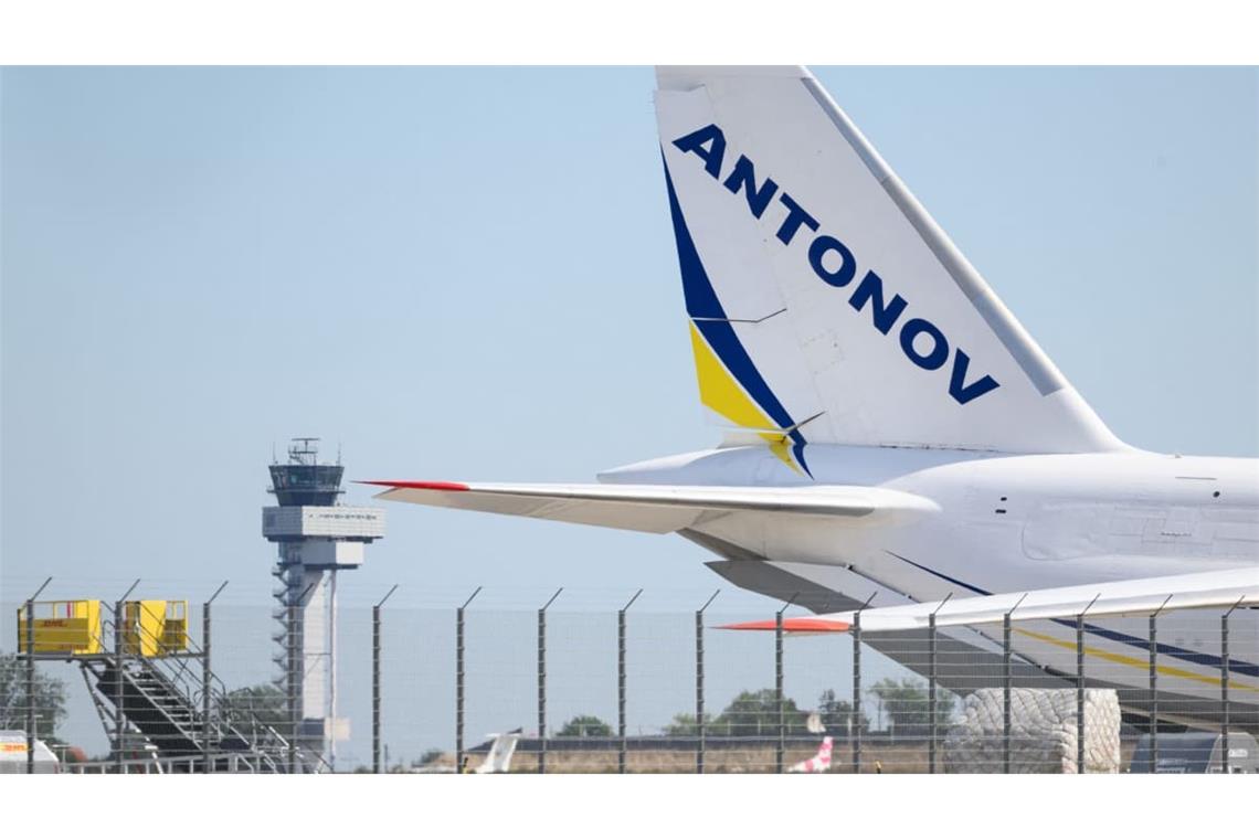 Blick auf eine ukrainische Antonow am Flughafen Leipzig/Halle.  (zu dpa: «Berichte: Regierung sieht Russland hinter Drohnen-Vorfall»)