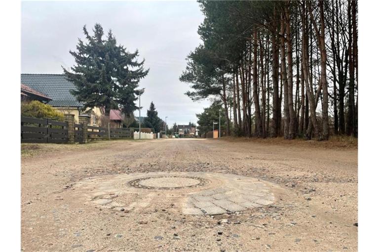 Blick auf eine unbefestigte Sandstraße. Das Bundesverfassungsgericht hat sich zu der Frage geäußert, ob Grundstückseigentümer noch nach vielen Jahren für den Bau einer Straße zur Kasse gebeten werden dürfen. Foto: Zentralbild/dpa-Zentralbild/dpa