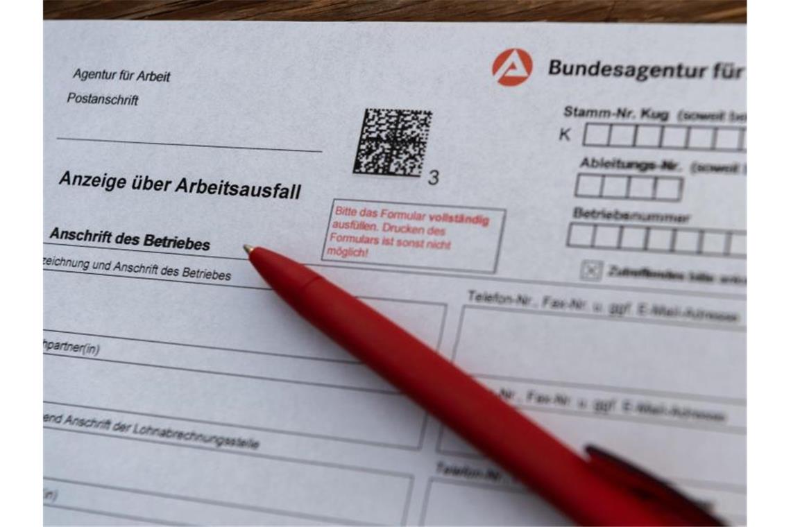 Kurzarbeit bei HeidelbergCement am Stammsitz Blick auf einen Antrag auf Kurzarbeitergeld. Foto: Robert Michael/dpa-Zentralbild/dpa-tmn/Archivbild