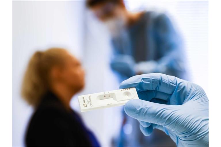 Blick auf einen Corona-Schnelltest in einer Teststation. Foto: Vincent Jannink/ANP/dpa/Symbolbild