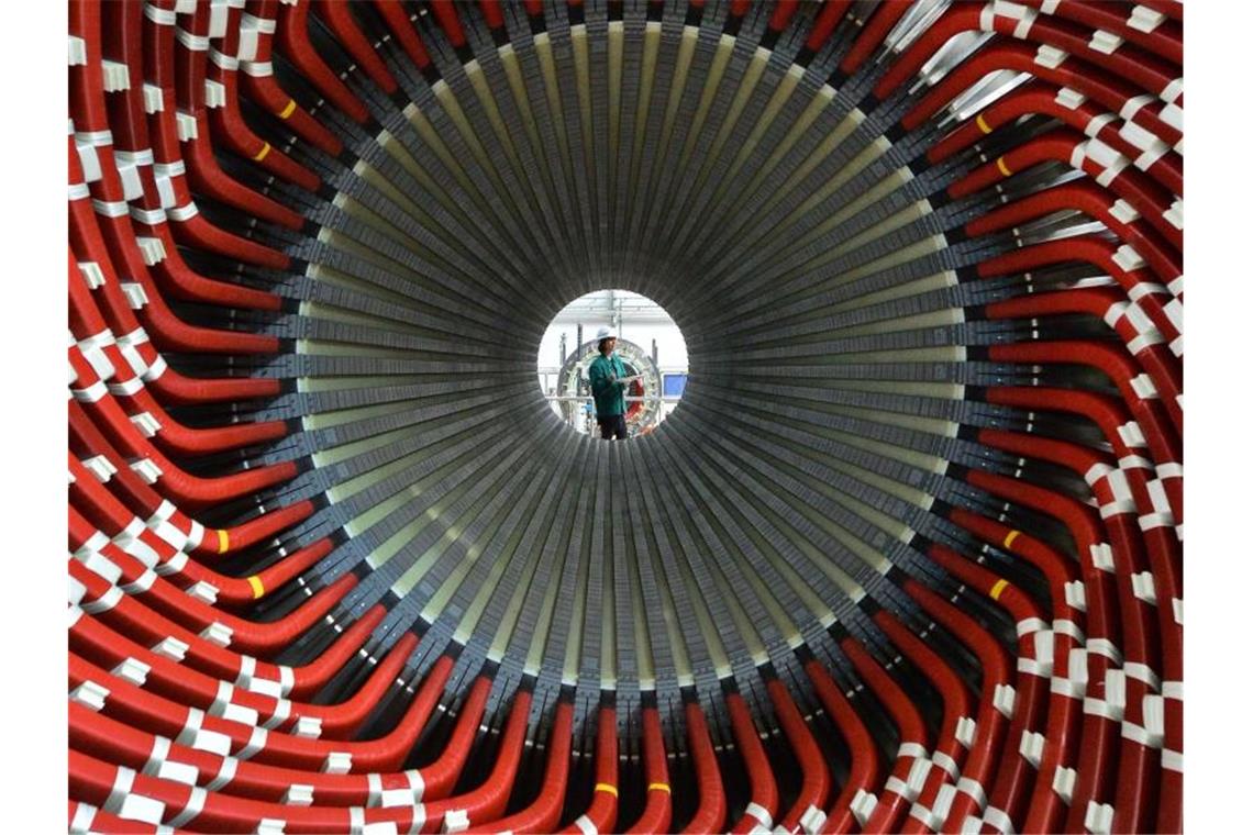 Internationale Handelskonflikte bremsen Maschinenbauer aus Blick auf einen Generatorständer im Siemens-Generatorenwerk. Foto: Martin Schutt