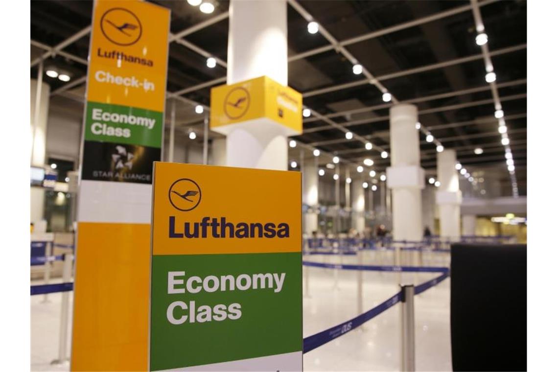 Lufthansa und Ufo nehmen Kurs auf Schlichtung Blick auf einen leeren Lufthansa-Check in-Schalter im Flughafen Düsseldorf. Foto: David Young/dpa