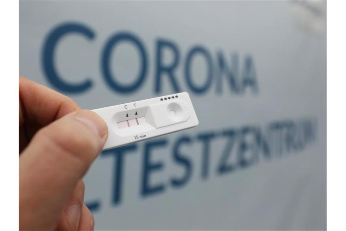 Ab sofort gelten neue PCR-Tests-Regeln Blick auf einen Schnelltest mit positivem Ergebnis an einem Testzentrum in Rostock. Foto: Danny Gohlke/dpa