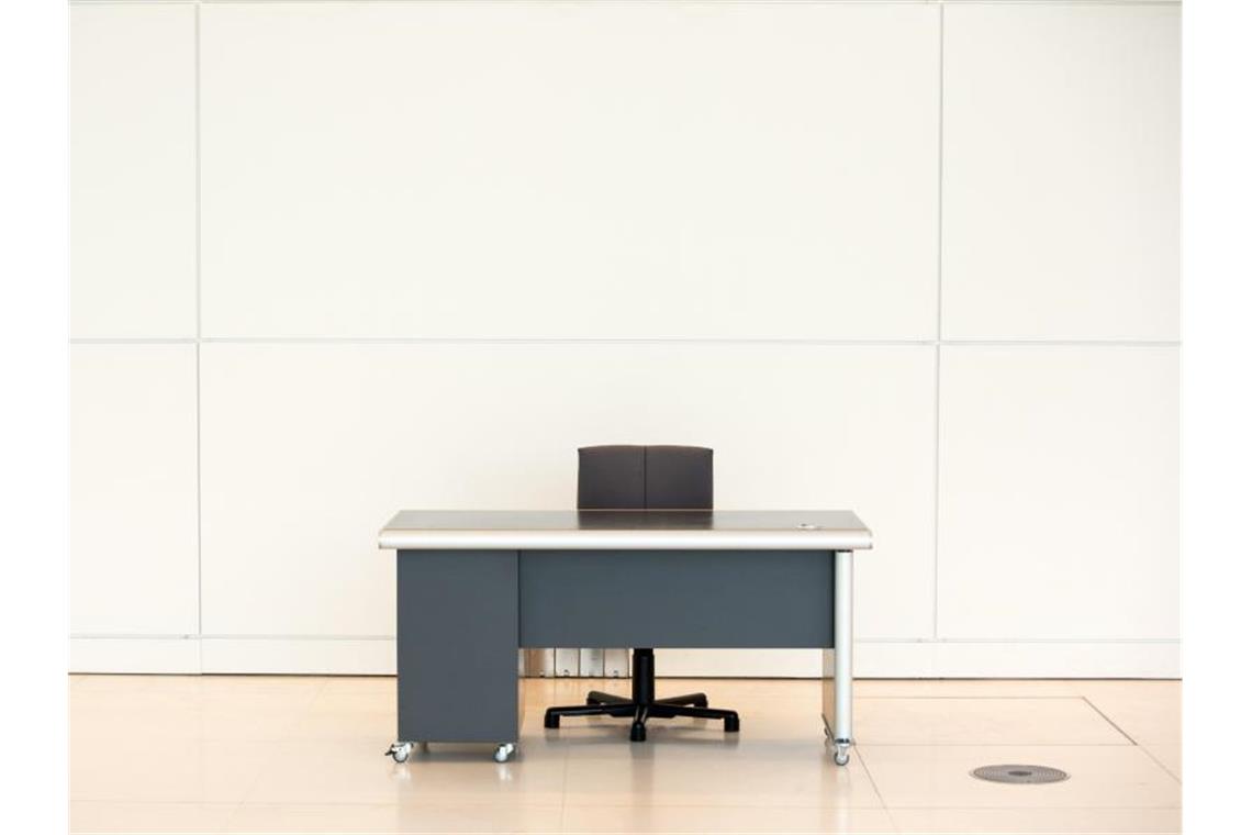 Blick auf einen Schreibtisch mit Stuhl. Foto: Soeren Stache/dpa/dpa-tmn/Symbolbild