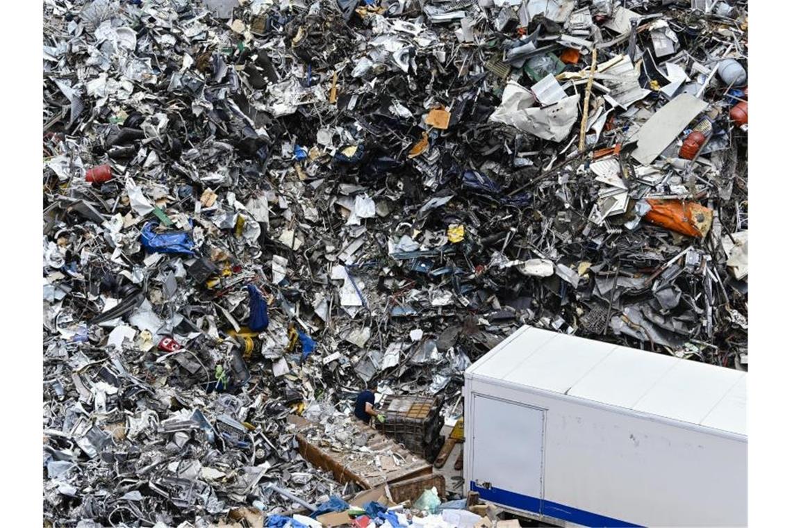 Wirtschaft gegen Klima: Was passiert bei einem Konsum-Stopp? Blick auf einen Schrottplatz: Zum permanenten Konsum trägt auch bei, dass viele Produkte bewusst so entwickelt werden, dass sie schnell verbraucht und nicht reparabel sind. Foto: Uwe Anspach/dpa