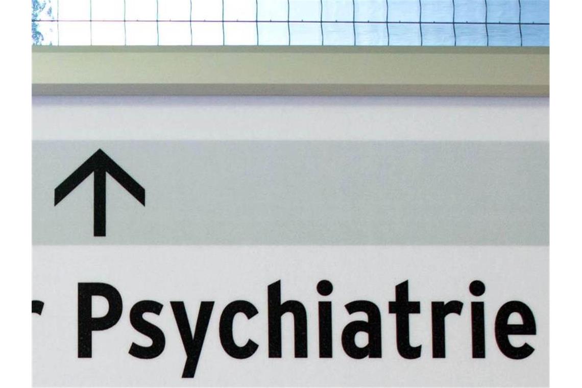 Blick auf einen Wegweiser zur Klinik für Psychiatrie. Foto: Jörg Carstensen