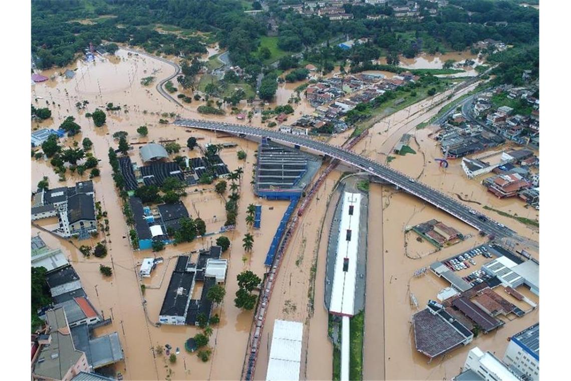 Brasilien: Tote durch Erdrutsche und Überschwemmungen Blick auf Franco da Rocha in Brasilien. Die Gegend ist nach schweren Regenfällen überflutet. Foto: Orlando Junior/Futura Press/AP/dpa
