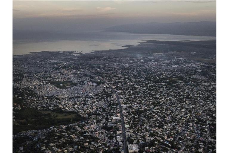 Blick auf Haitis Hauptstadt Port-au-Prince. Ein schweres Erdbeben hat den Süden des Karibikstaats erschüttert. Foto: Matias Delacroix/AP/dpa