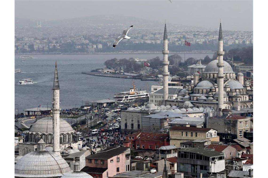 Blick auf Istanbul. Zur Zeit leben etwa 16 Millionen Menschen in der Metropole am Bosporus. Foto: Sedat Suna/EPA