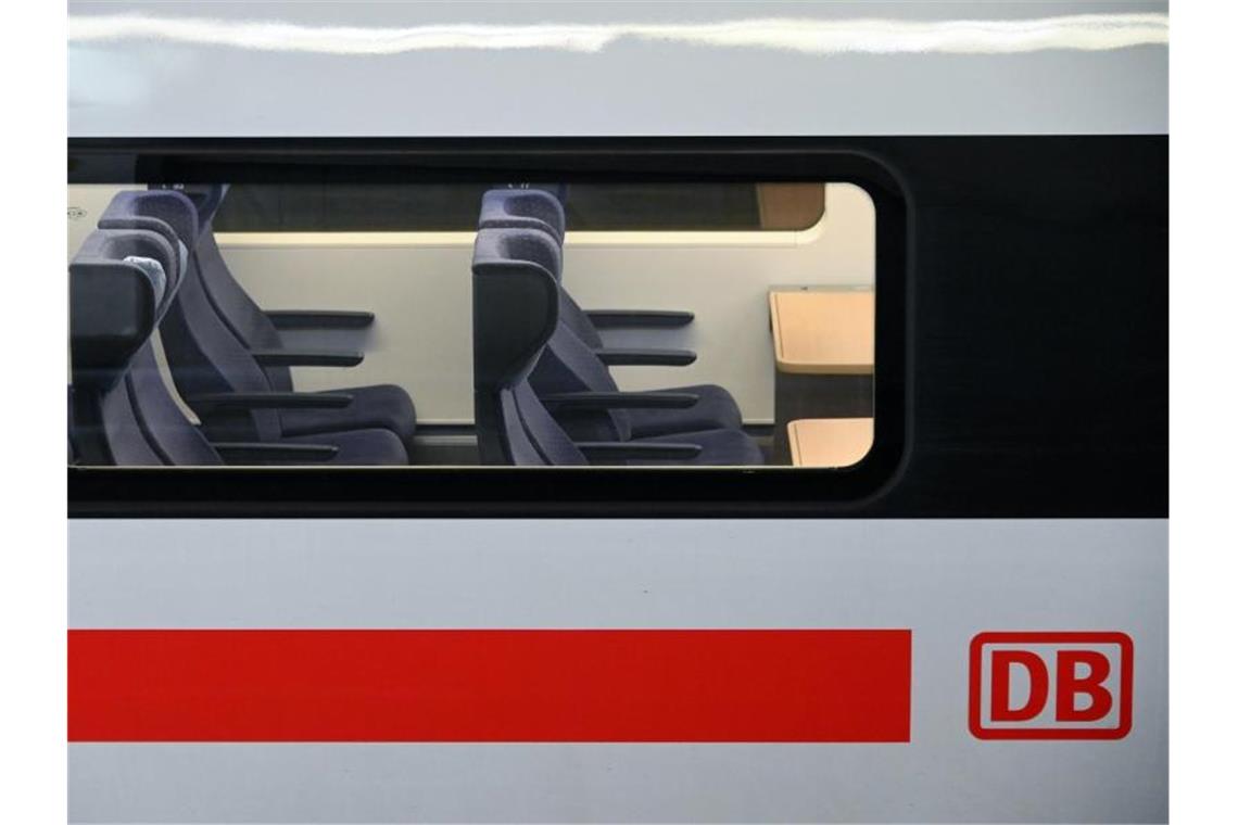 Ab Mitte Dezember weniger Zugverbindungen für Pendler Blick auf leere 2.-Klasse-Sitzplätze. Foto: Uwe Zucchi/dpa/Archiv