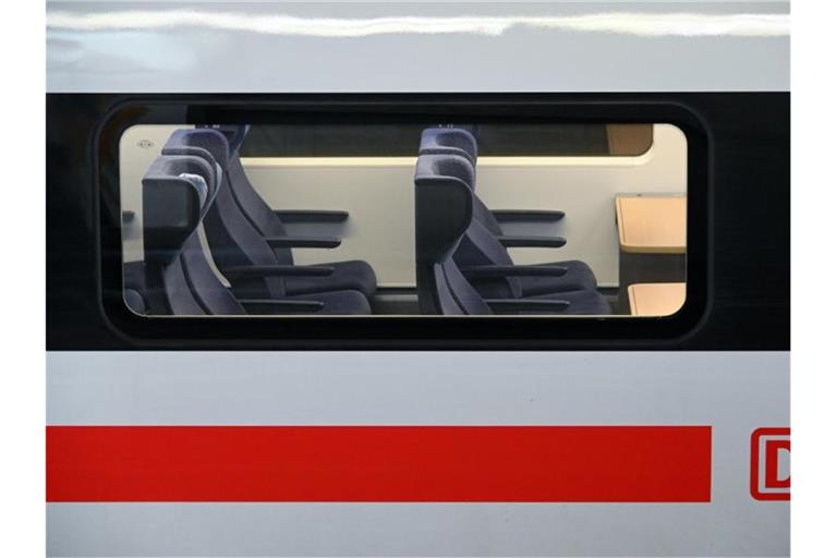 Blick auf leere Sitzplätze in einem ICE. Foto: Uwe Zucchi/dpa/Symbolbild/Archiv