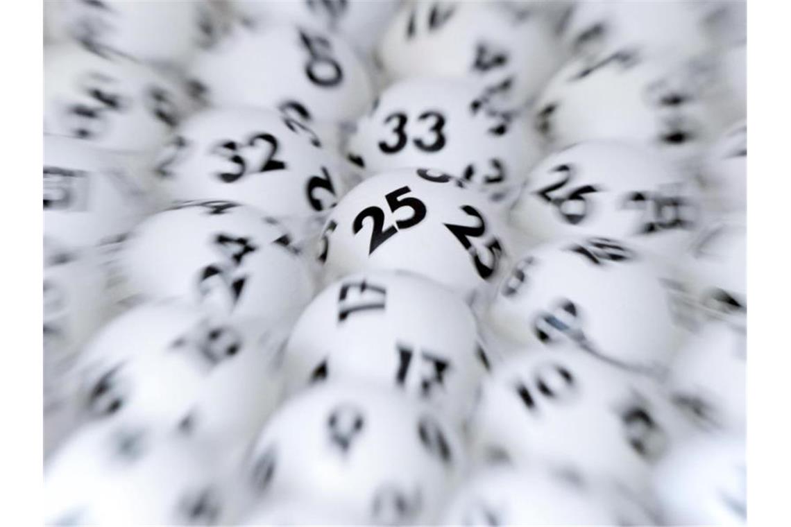 Karlsruher Eurojackpot-Glückspilz ist 13. Lottomillionär Blick auf Lottokugeln. Foto: Arne Dedert/dpa/Symbolbild