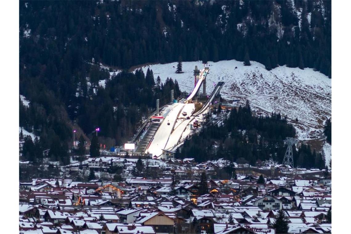 Das bringt der Wintersport am Dienstag Blick auf Oberstdorf mit der Schattenbergschanze. Foto: Daniel Karmann/dpa