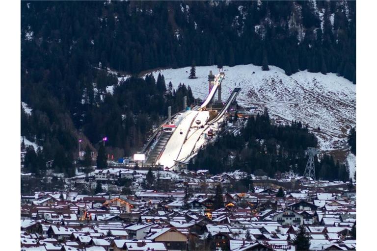 Blick auf Oberstdorf mit der Schattenbergschanze. Foto: Daniel Karmann/dpa