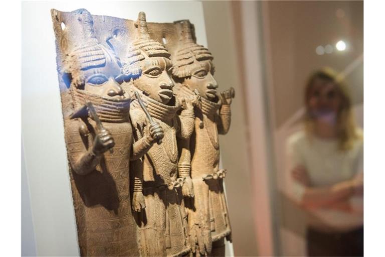 Blick auf Raubkunst-Bronzen aus dem Land Benin in Westafrika. Foto: Daniel Bockwoldt/dpa