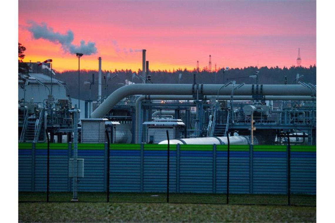 Netzagentur: Zulassung von Nord Stream 2 wohl nicht bis Juni Blick auf Rohrsysteme und Absperrvorrichtungen in der Gasempfangsstation der Ostseepipeline Nord Stream 2. Ursprünglich sollte die Pipeline für Erdgas aus Russland Ende 2019 in Betrieb gehen. Foto: Stefan Sauer/dpa