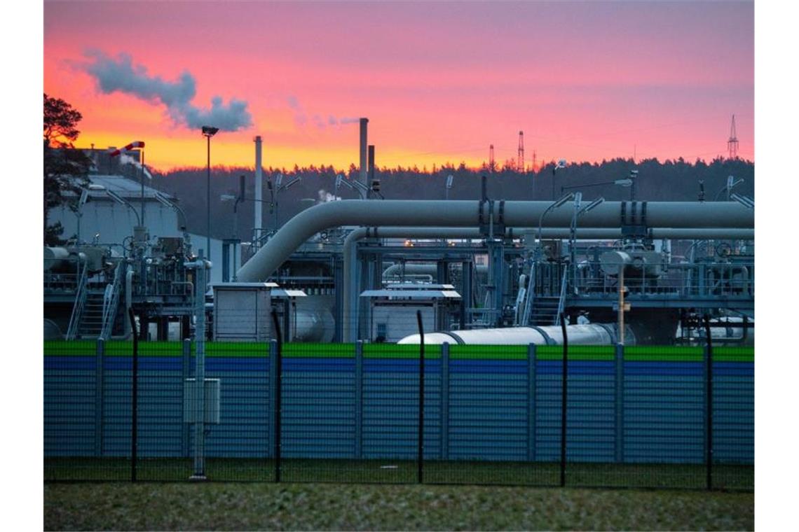 Bundesregierung legt Nord Stream 2 auf Eis Blick auf Rohrsysteme und Absperrvorrichtungen in der Gasempfangsstation der Ostseepipeline Nord Stream 2 in Lubmin. Foto: Stefan Sauer/dpa