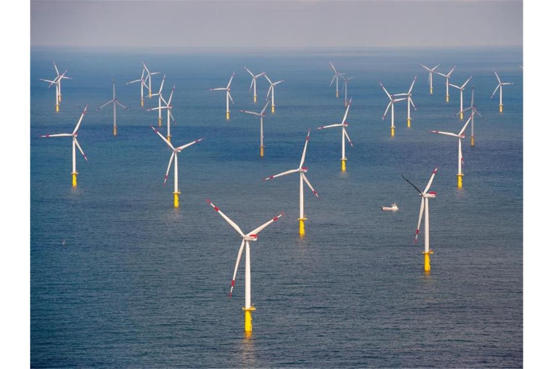 Blick auf Windräder eines Offshore-Windparks in der Nordsee. Foto: Daniel Reinhardt/dpa/Symbolbild