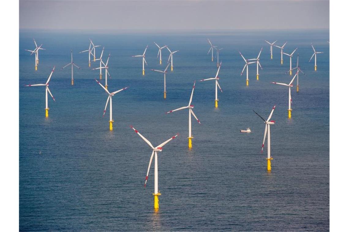 Die Hängepartie für den Ökostrom-Ausbau geht weiter Blick auf Windräder eines Offshore-Windparks in der Nordsee. Foto: Daniel Reinhardt/dpa/Symbolbild
