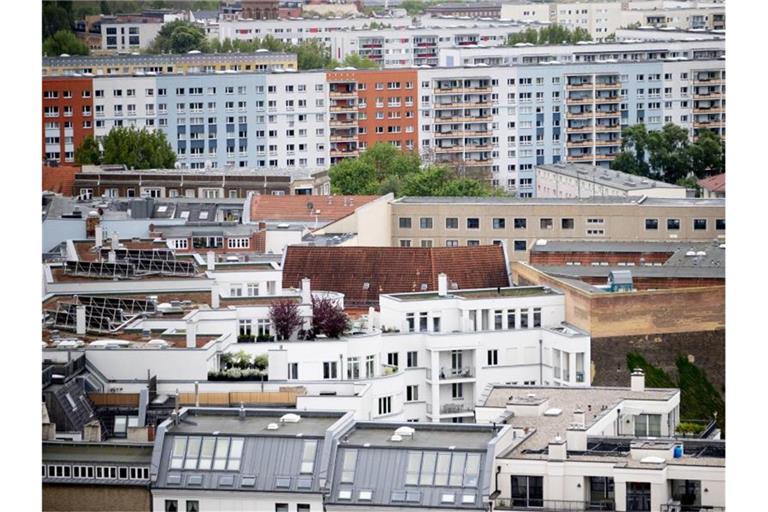Blick auf Wohnhäuser in Berlin. Foto: Christoph Soeder/dpa